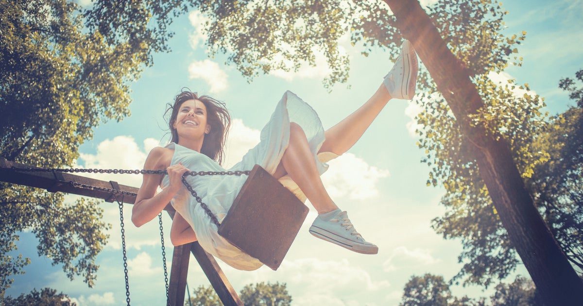 Невеста качается на качелях, украшенных белыми и сиреневыми лентами: фото 293636