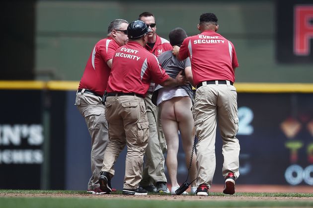 Baseball Game Streaker Looks Like He S Having The Time Of His Life Huffpost