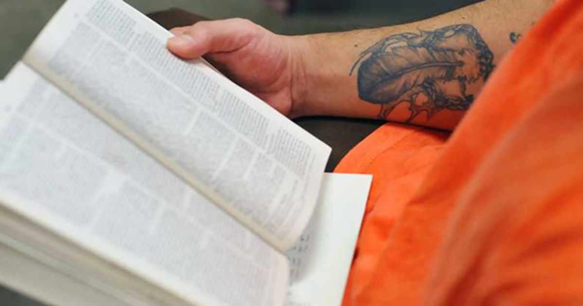 Книги бывших заключенных. Бразильские тюрьмы чтение. Чтение в тюрьме. Чтение книг в тюрьме. Заключенные с книгой.
