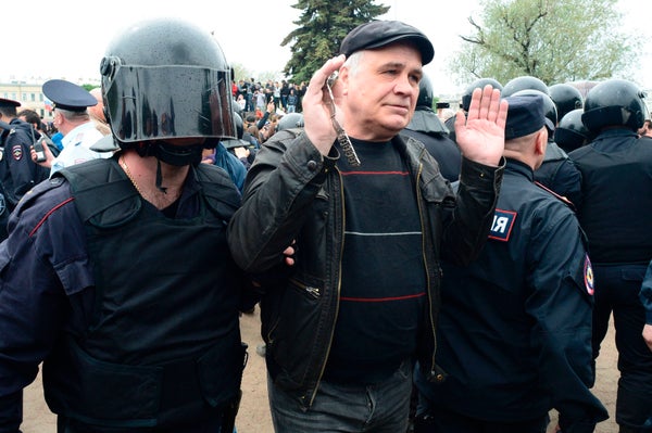 Russian Police Brutalize Protesters During Anti-Kremlin March | HuffPost