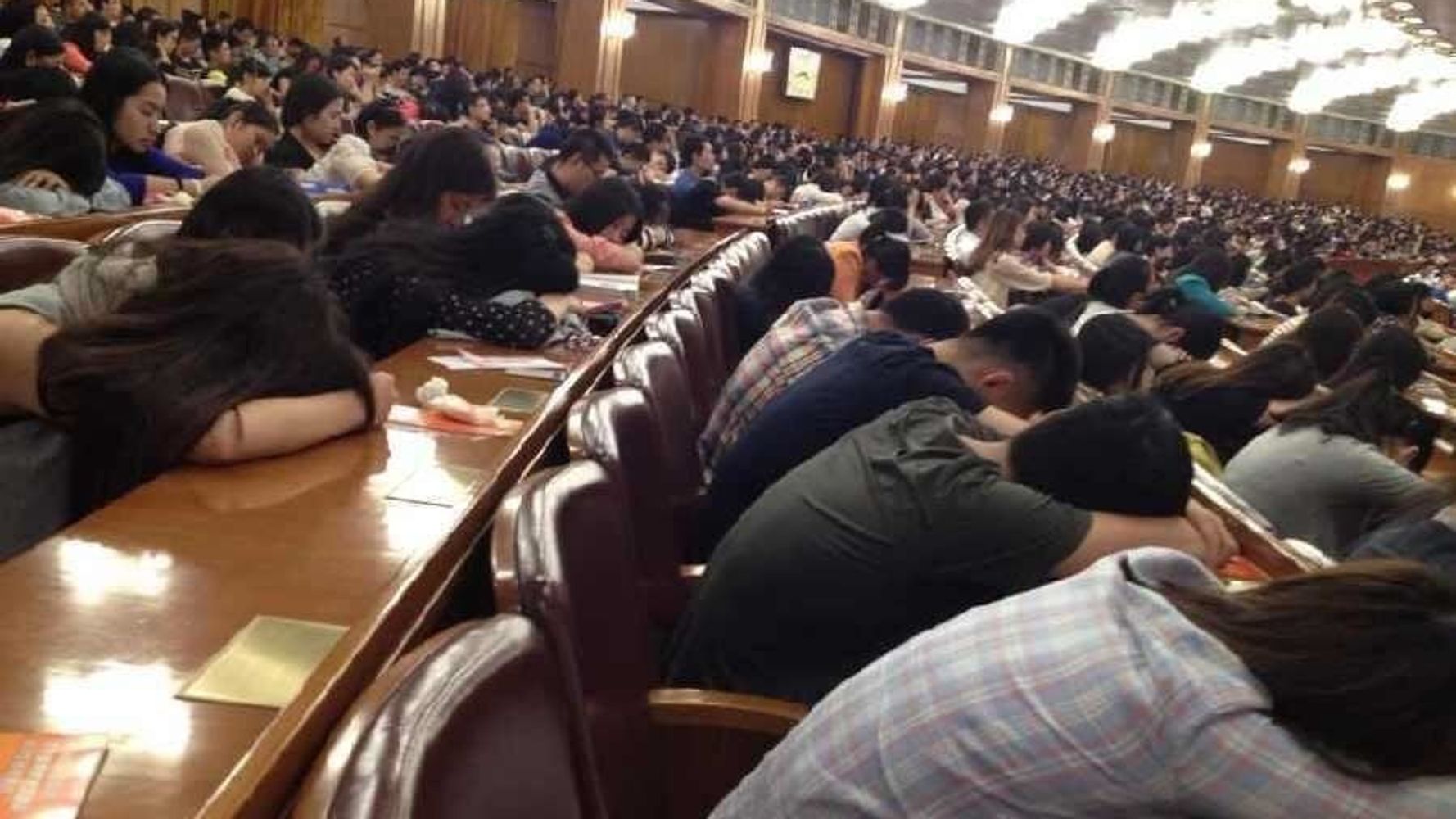 Студент спит на лекции