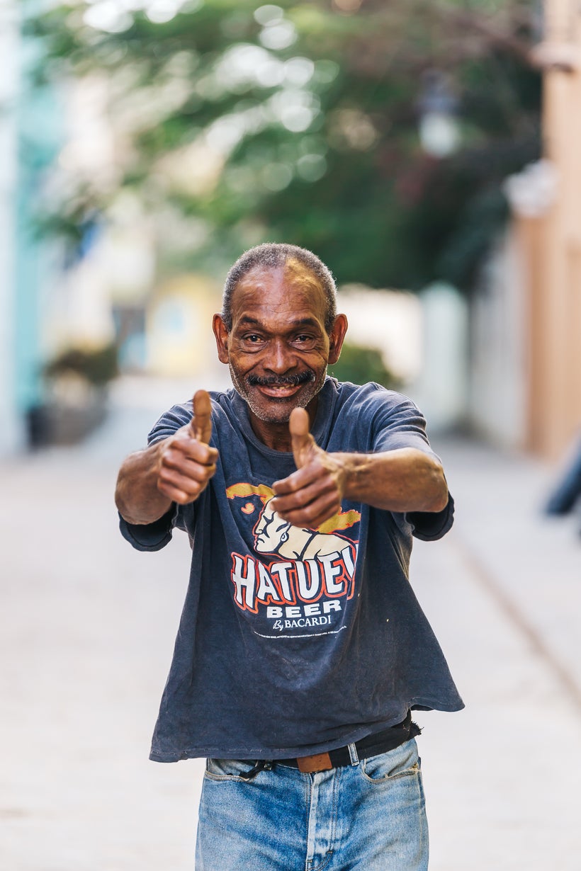 <a rel="nofollow" href="https://www.thetravelpockets.com/new-blog/48-hours-in-cuba" target="_blank">Friendly Cuban man celebr