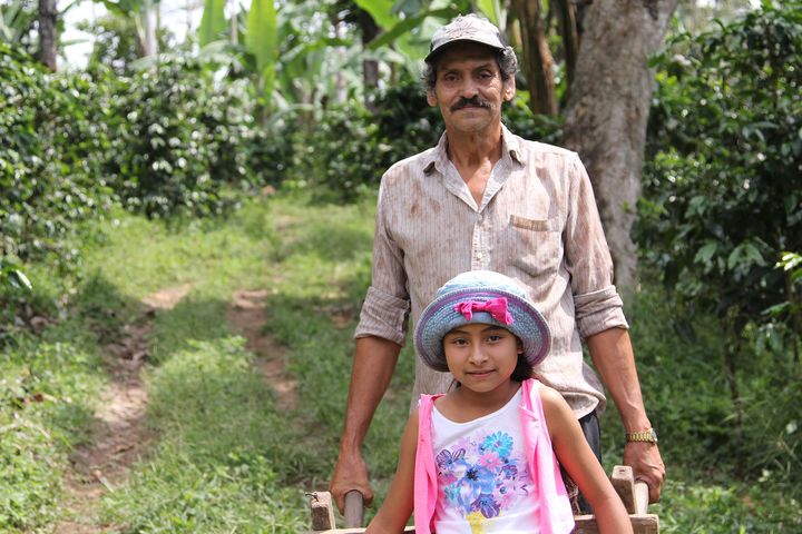 Nicaraguan coffee farmer Gustavo Adolfo Talavera Herrera and his granddaughter, Maryerling.