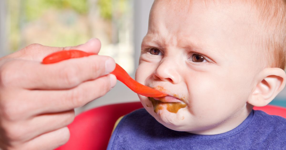 Дети кушают и плачут. Еда для детей. Маленький ребенок ест. Ребенок с ложкой. Малыш кушает.