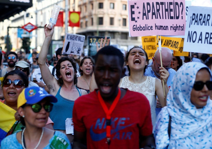 Spaniards march to commemorate World Refugee Day 2017