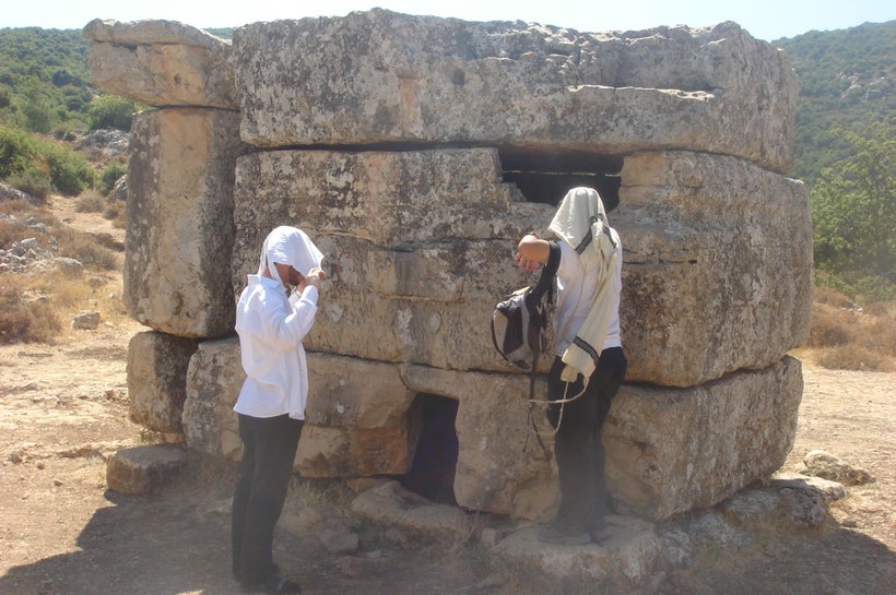The grave of Shmmai’s pregnant daughter in law in Meron River.