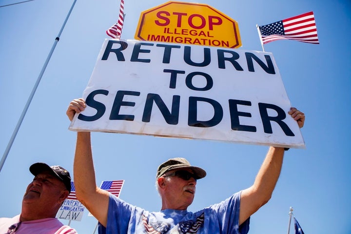 Anti-immigrant bigots protest detainees in Murrieta, Calif. 