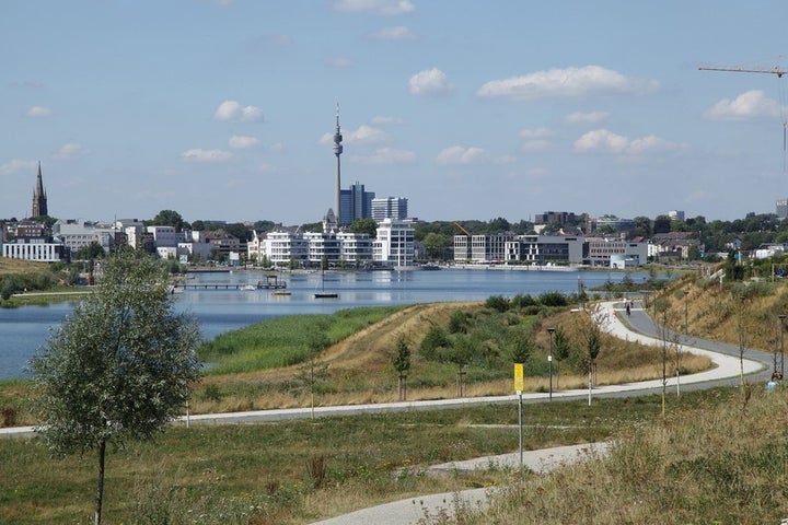 Phoenix Lake, Dortmund’s coolest new quarter, was once an abanonded steel mill surrounded by polluted waterways and brownfields. Frank Vincentz/Wikimedia (CC BY-SA 3.0) 