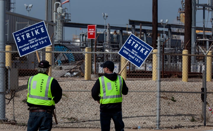 Union workers picket outside of the Marathon Petroleum Corp. Galveston Bay refinery in Texas City, Texas, U.S., on Monday, Feb. 2, 2015.