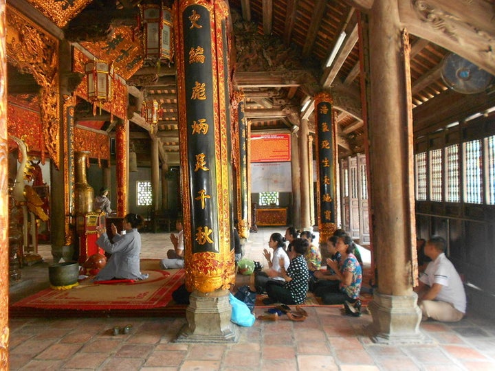 Ritual to the family of Trần in Kiếp Bạc temple.