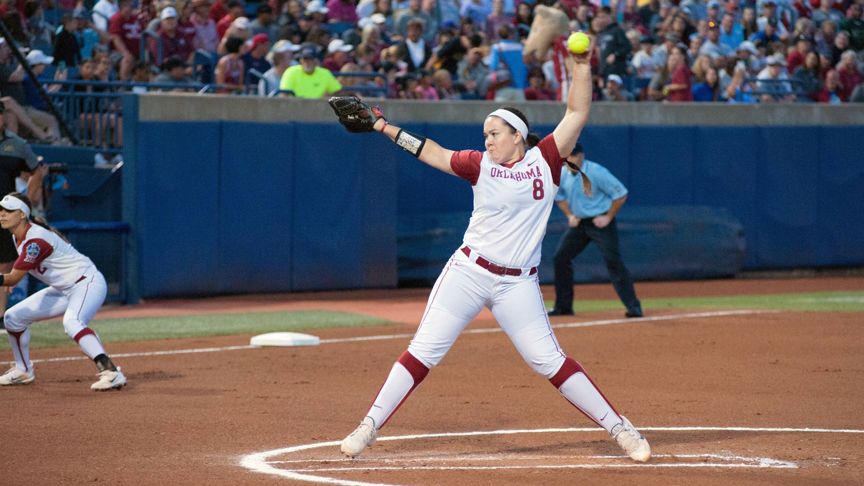 A Softball Pitcher Threw So Hard She Scared A Major League Catcher Huffpost