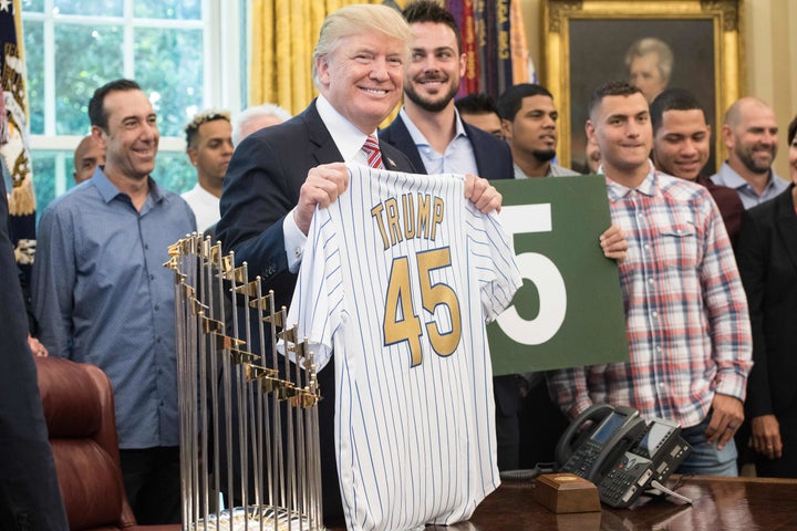 Many more fingers of Alberto Almora Jr. were visible in this photo of the Cubs' White House visit, but not in others.