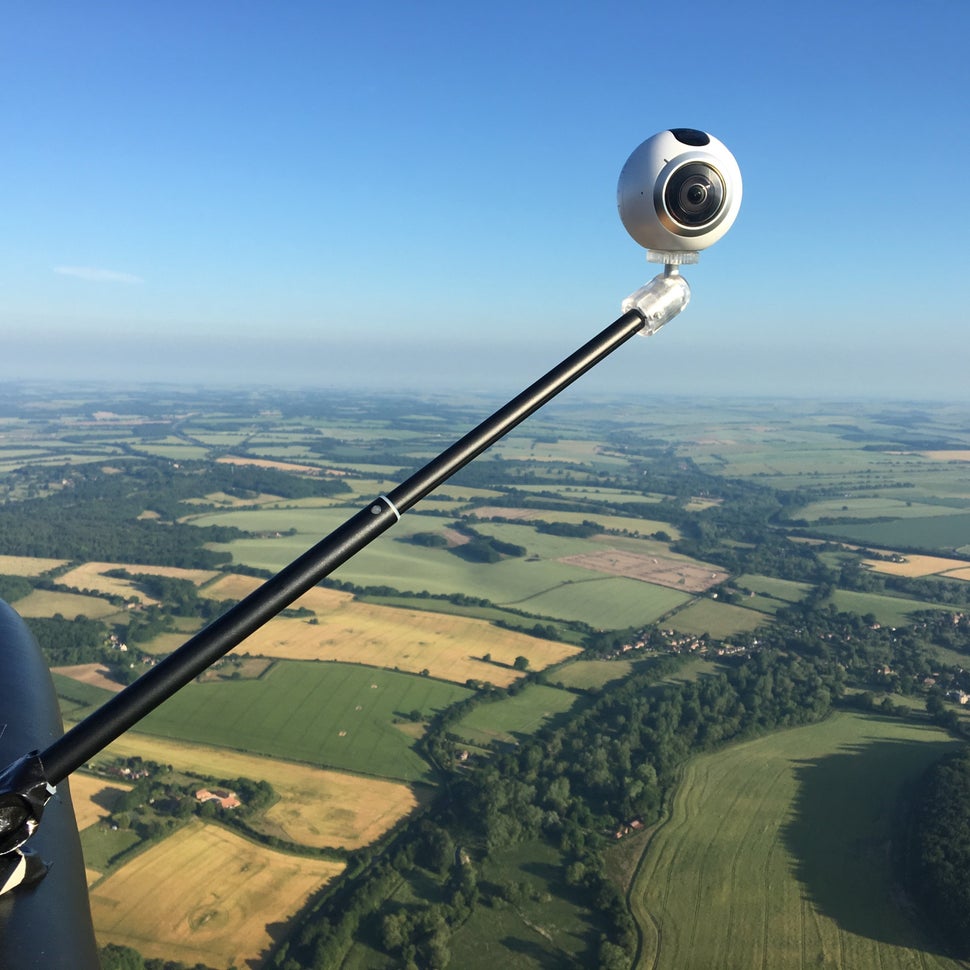 The flight was shot using a Samsung Gear 360.