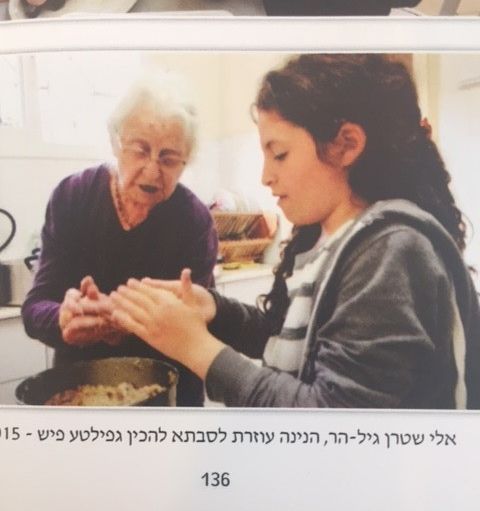 2015, Liza teaches her great grandaughter how to prepare gefile fish