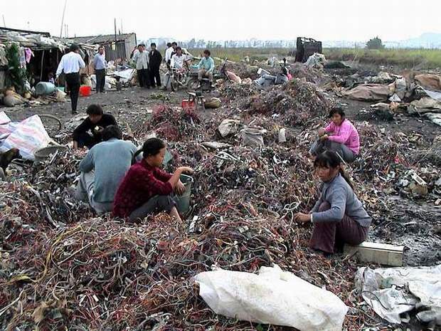 An e-waste site in a rural area near Shijiazhuang in Hebei Province. Women are collecting trash that can make money./ Source: