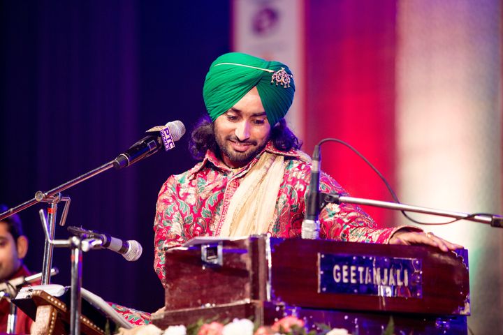 <p>Satinder Sartaaj performing at one of his concerts.</p>