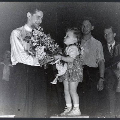 Leonard Bernstein after his performance in Landsberg on May 10, 1948