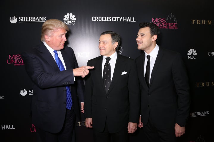 Donald Trump, Aras Agalarov y su hijo Emin Agalarov en la alfombra roja antes del Concurso de Miss Universo en Moscú en No