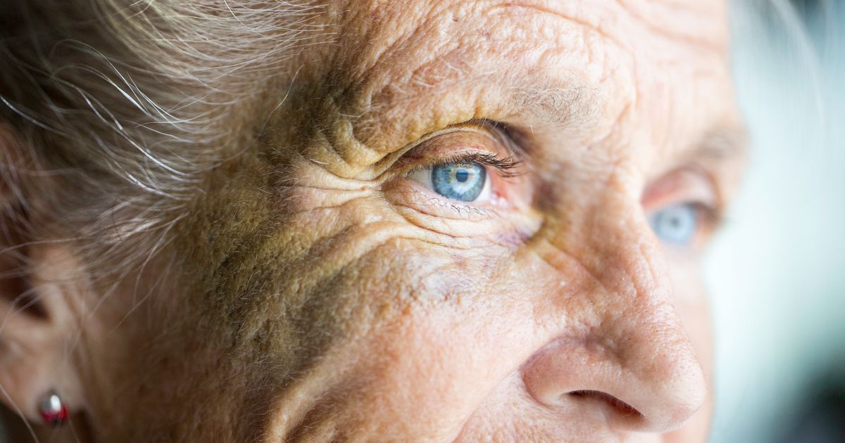 Трещина пожилая. Глаза пожилого человека. Старая кожа человека. Взгляд пожилого человека.
