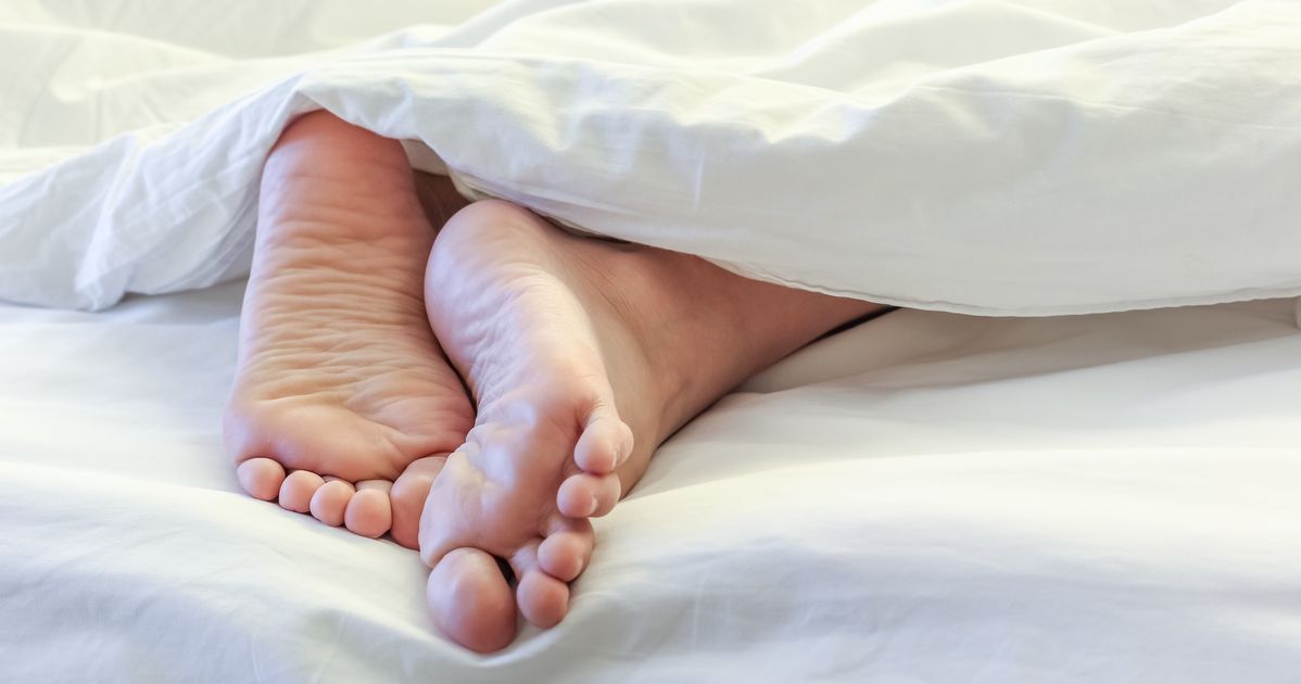 Спящие ноги жены. Ступни спящей девушки. Босые ноги спящих женщин. Стопы спящих женщин. Ноги спящей девочки.