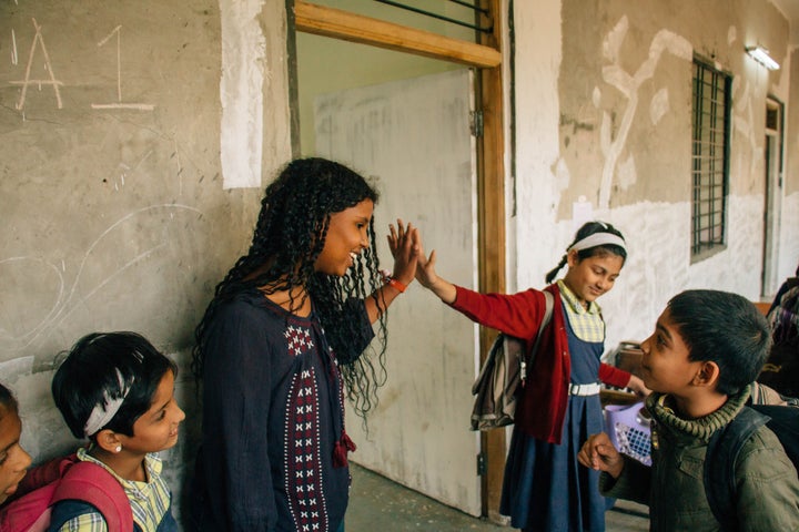 Global Citizen Year Alum Ismahan Ismail Hersi (India ‘16) with her students at a primary school in India.