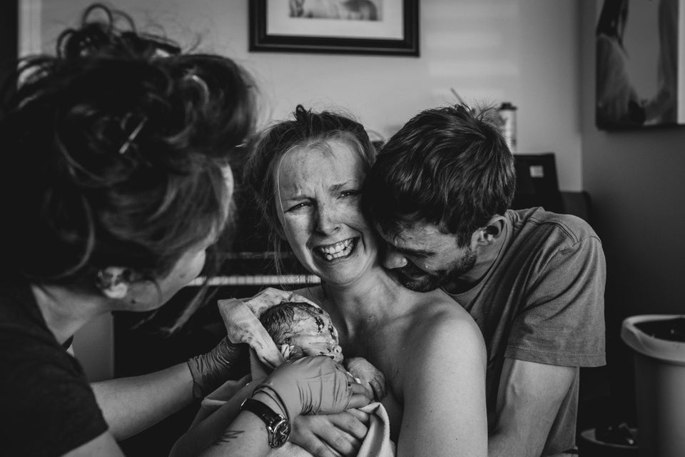 19 Emotional Birth Photos That Capture The Moment The Baby Arrives ...