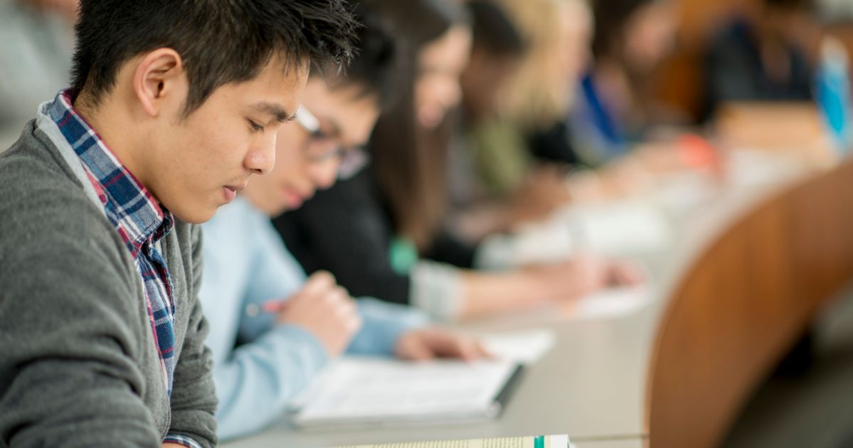 Good students. Студент выступает с докладом. Нервный студент. Самостоятельная работа студентов фото. Парни на занятиях в аудиториях.