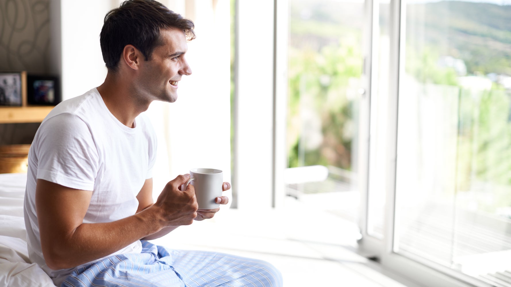 Man coffee. Человек с кружкой кофе. Кружка парню. Утренний мужчина. Мужчина пьет кофе утром.