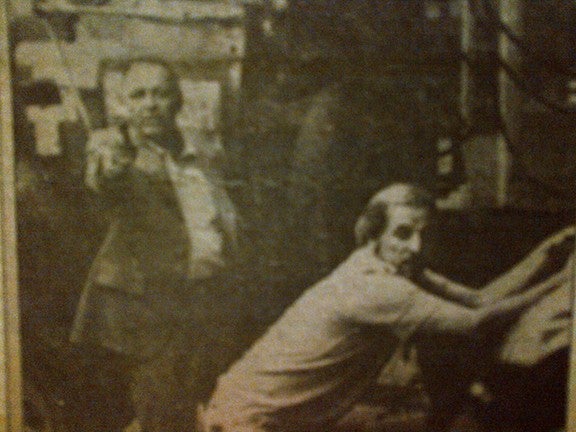 <p><strong><em>Sinatra and Grosso, acting as undercover cop, on the set</em></strong></p>