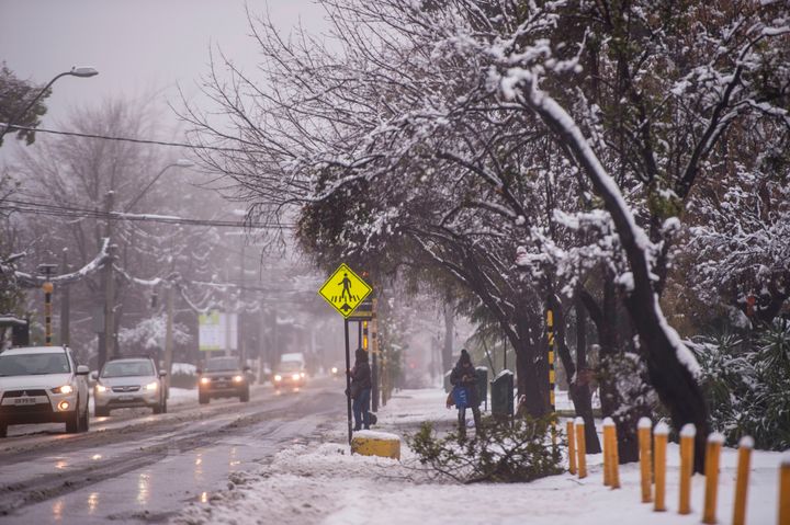 An unusual snowfall -- the first of such intensity since 2007-- surprised the inhabitants of Santiago, Chile, on Saturday, causing some power outages cuts and traffic jams.