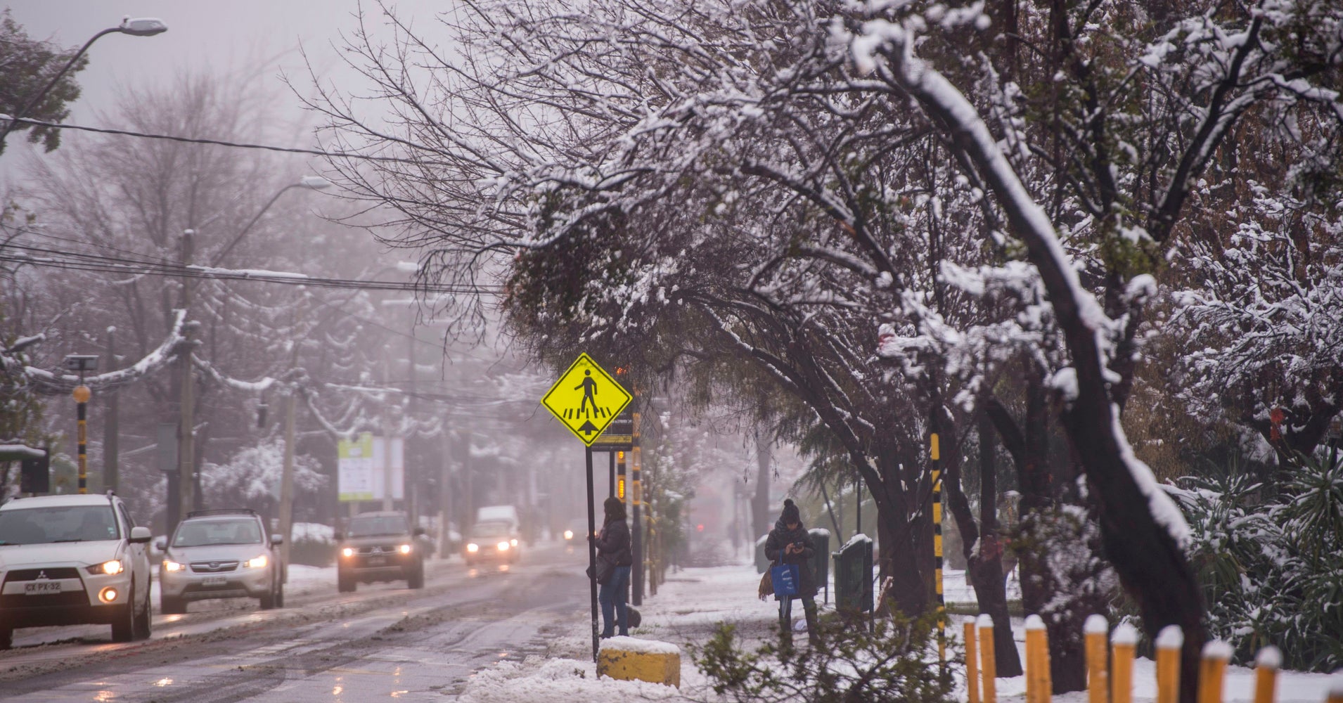 As Rare Snow Blankets Chile s Capital Blackouts And Snowball Fights Ensue HuffPost