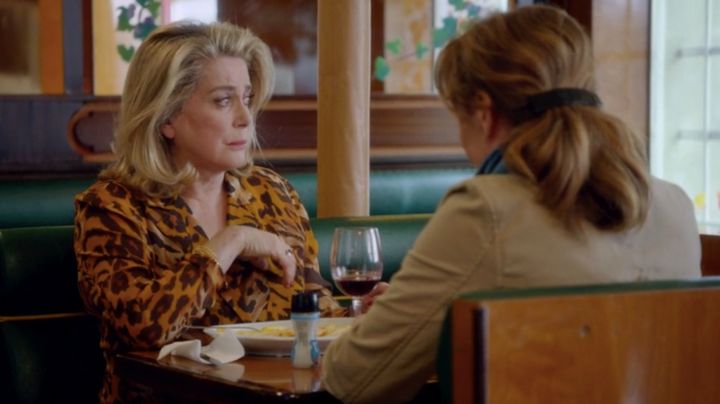 Over a fine wine, Béatrice (Catherine Deneuve) learns that the love of her life is deceased.