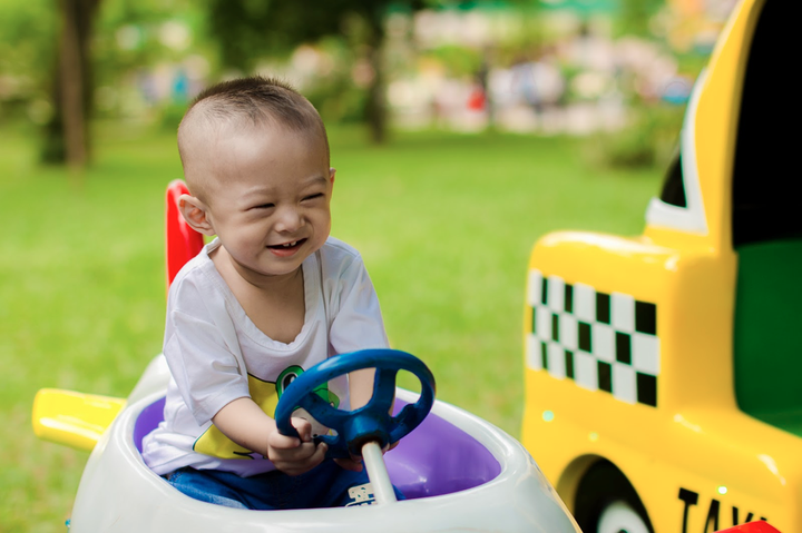 Young child driving pedal car (pixabay) 