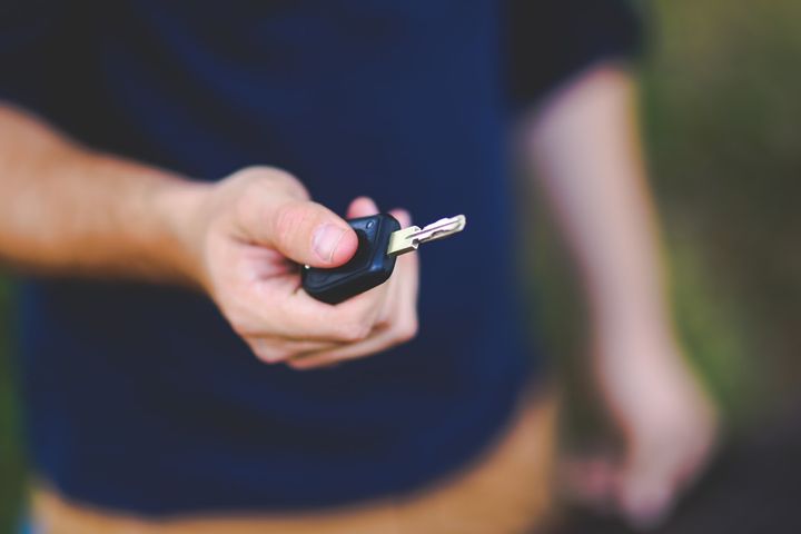 Man holding car key (pixabay) 