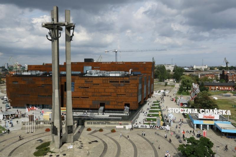 European Solidarity Center, the gate and the monument