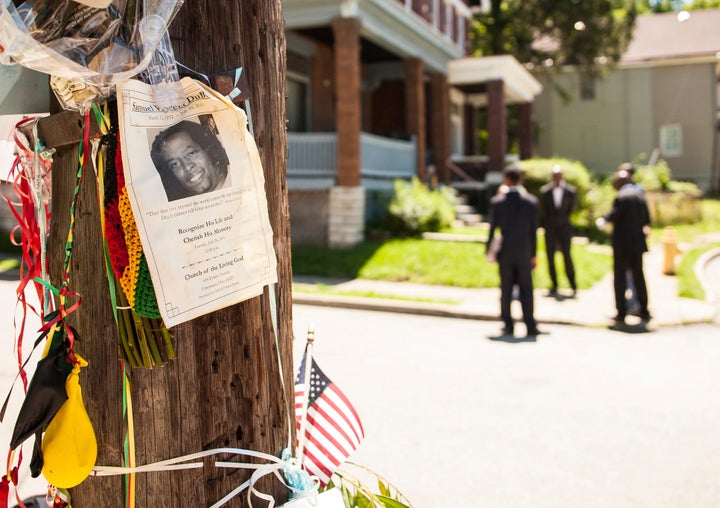 An impromptu memorial for Samuel Dubose is posted near the crime scene in Cincinnati, Ohio July 30, 2015. (REUTERS/William Philpott)