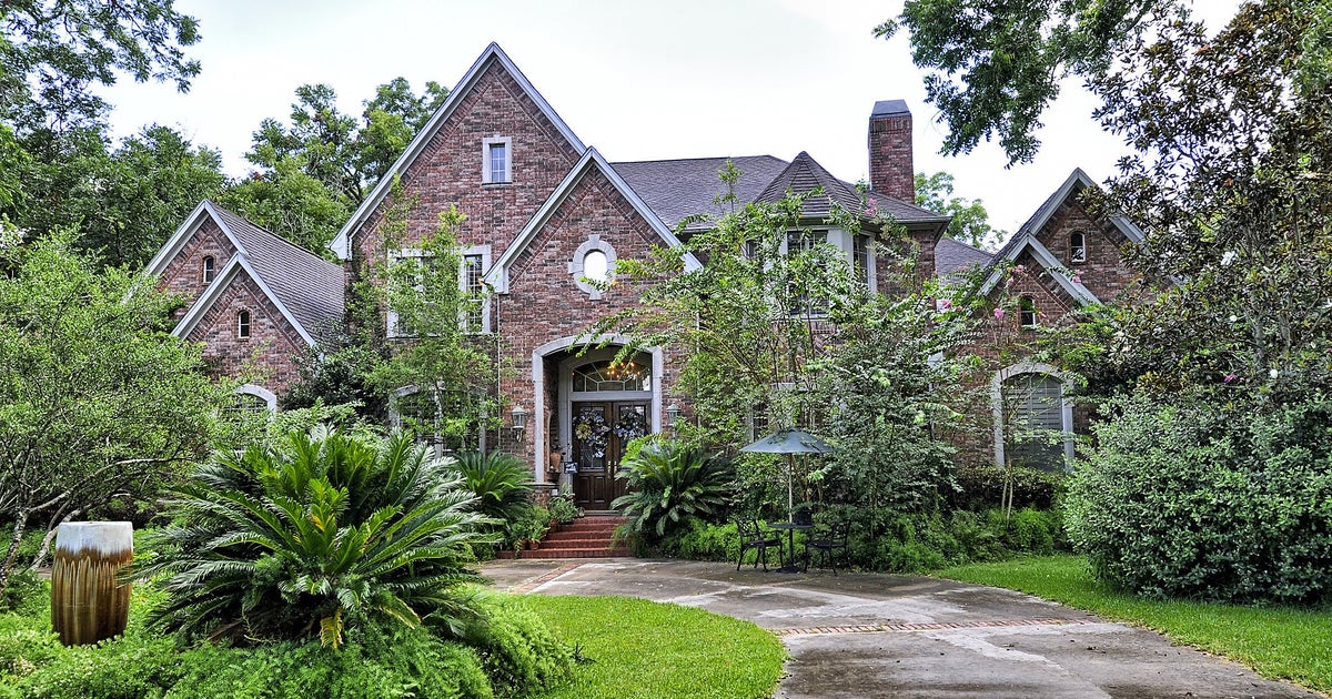 You'd Never Guess What's Inside This Unassuming House For Sale ...