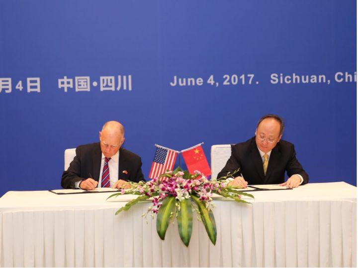 California Governor Brown and Sichuan Governor Yin Li sign a new sister-state agreement. [Image: Official website of Governor Brown] 