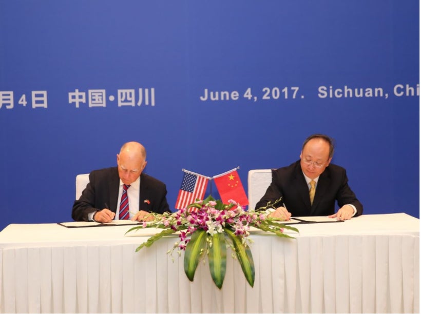 California Governor Brown and Sichuan Governor Yin Li sign a new sister-state agreement. [Image: Official website of Governor