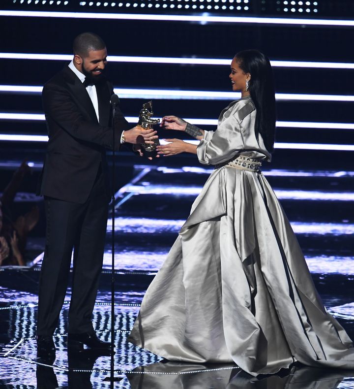 Drake presents Rihanna with a VMA in 2016