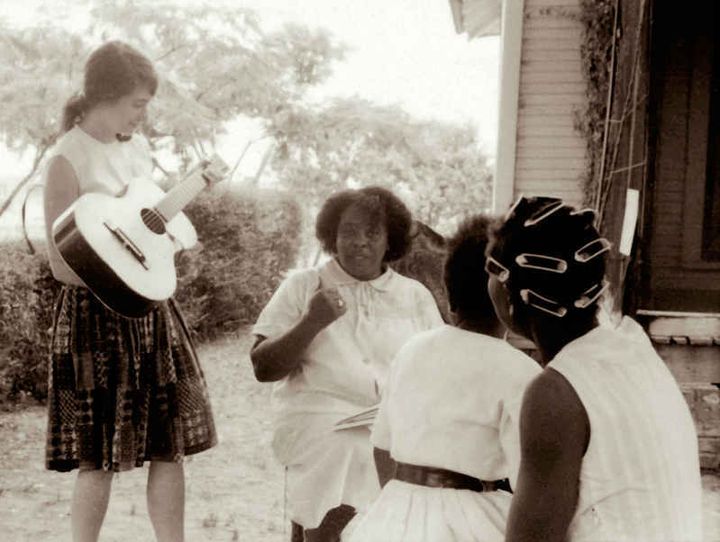Heather Booth (left) with civil rights leader Fannie Lou Hamer in Mississippi, 1964