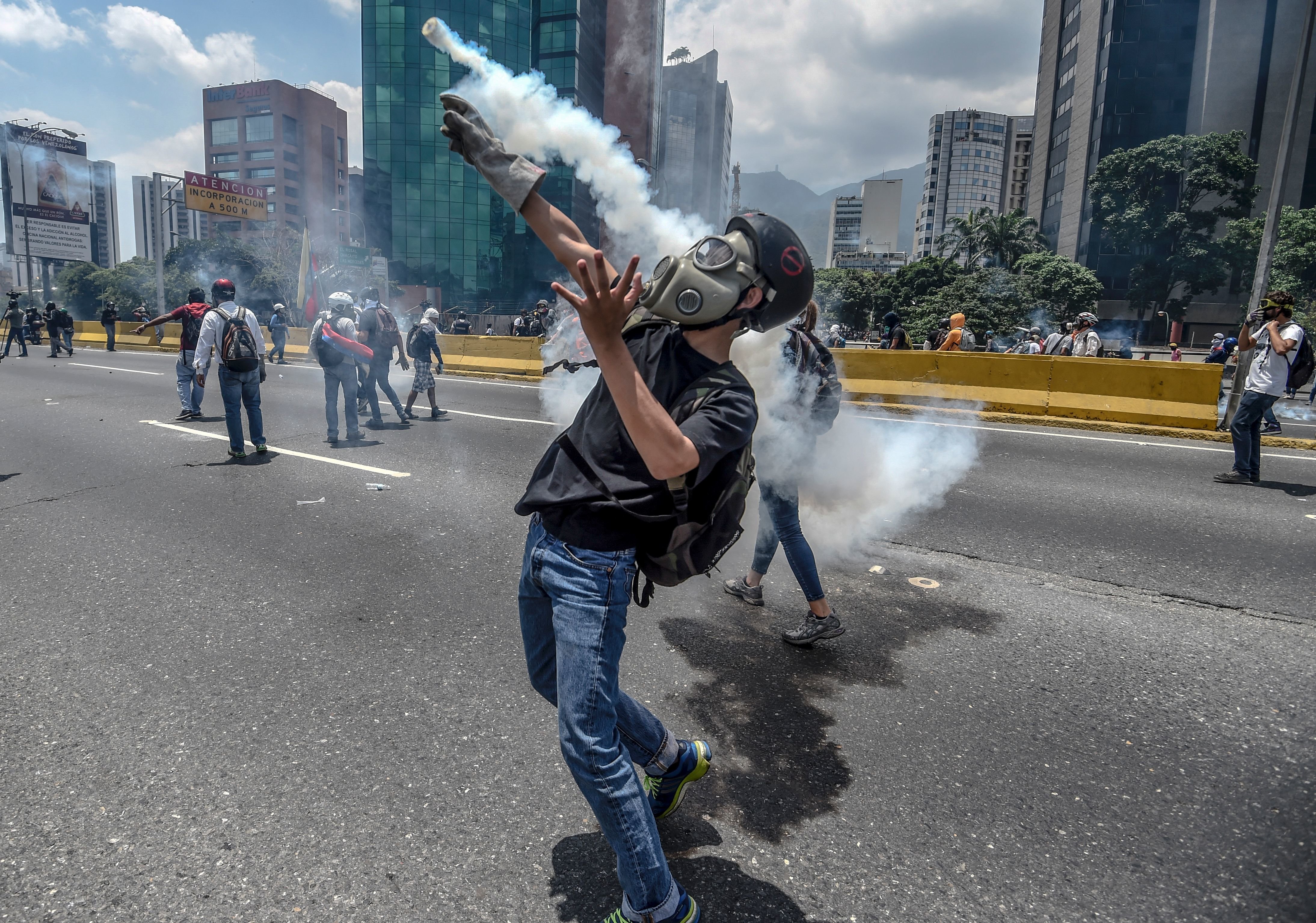 Harrowing Images From Venezuela's Deadly Protests | HuffPost