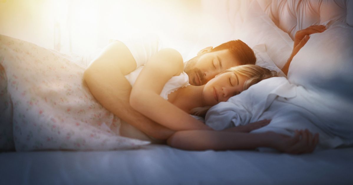 Обнимать спящего. Утренние обнимашки в постели. Спать в обнимку с любимым. Обнимашки во сне.
