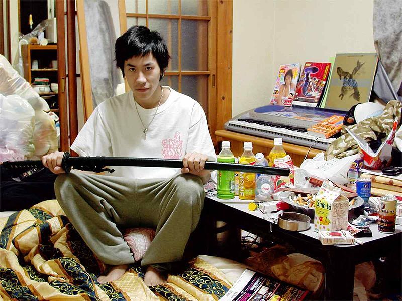 (<a rel="nofollow" href="https://es.wikipedia.org/wiki/Hikikomori#/media/File:Hikikomori,_Hiasuki,_2004.jpg" target="_blank">