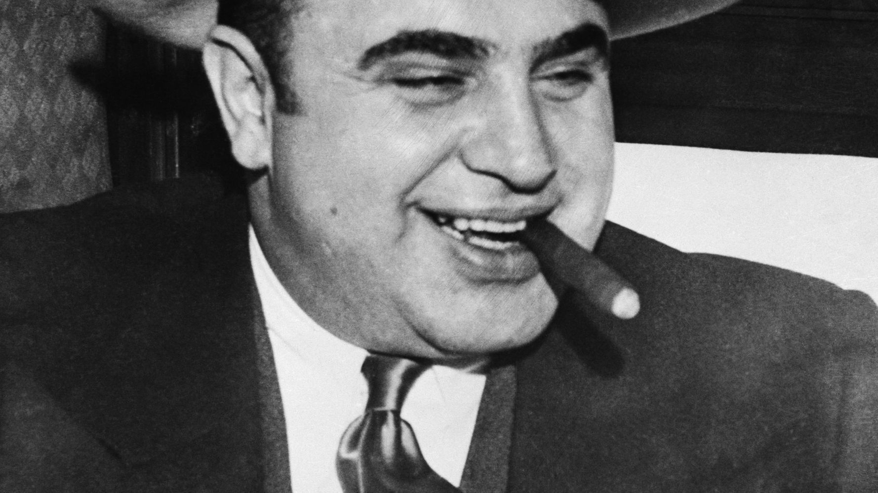 Аль Капоне с сигарой