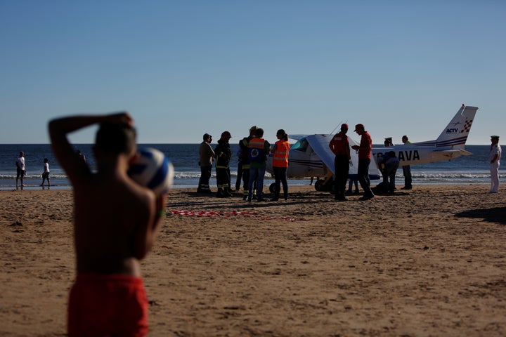 <strong>People surround the plane, which killed two people as it landed on Sao Joao Beach</strong>