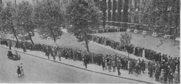 Crowds queuing for prayer outside Westminster Abbey. 1940.