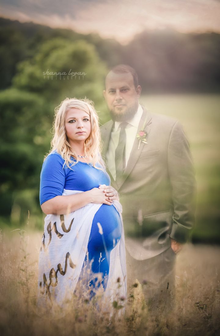 After Jesse's death, Amanda decided to include him in the maternity photos through Photoshop. 