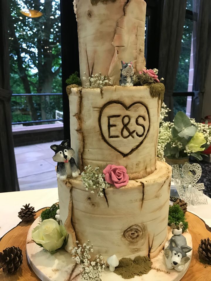 Emma-Leigh's friend made custom cake decorations that also featured the couple's cat, who wasn't present at the wedding.