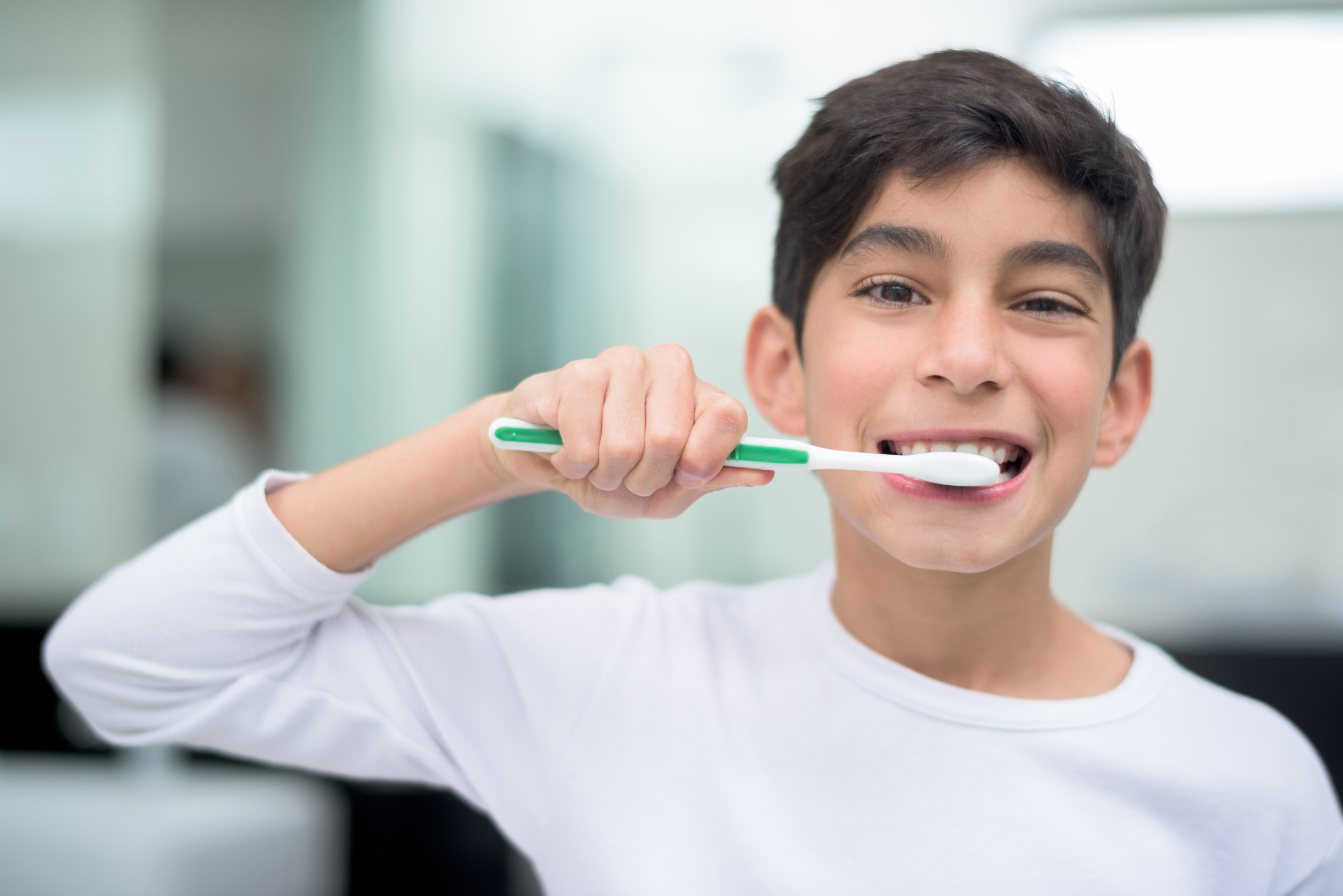 Можно чистить зубы в рамадан зубной пастой. Зубы подростка. Подросток чистит зубы. Чистка зубов подросток. Подросток с белыми зубами.